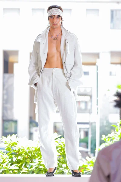 Look 18